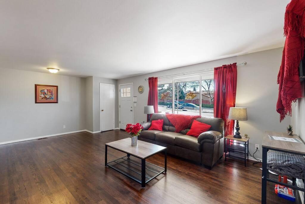 Large Remodeled Home With 5 Bedrooms 4 King Bed Centennial Bagian luar foto